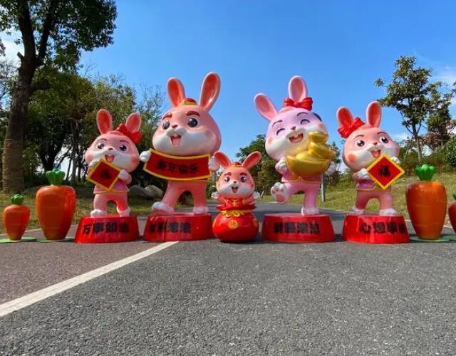 2023年玻璃鋼卡通生肖兔年雕塑
