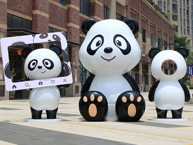 玻璃鋼卡通打卡網(wǎng)紅熊貓雕塑