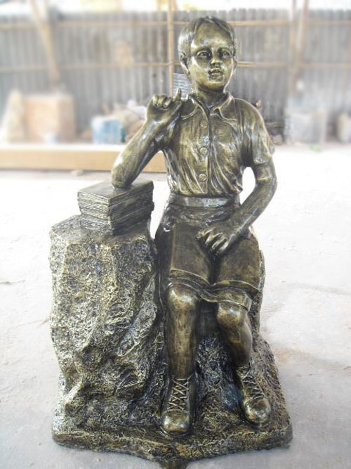 學(xué)校玻璃鋼學(xué)生雕塑